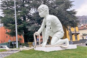 -scultura-gianni-rodenhauser-laccio-holstein-su3t