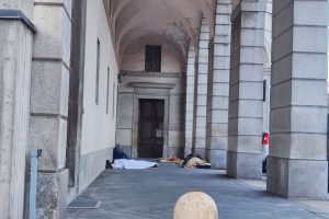 senzatetto-crocifisso-viale-varese