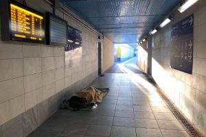 senzatetto-giaciglio-stazione-camerlata
