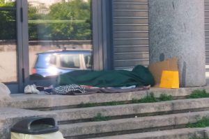 senzatetto-mercato-coperto