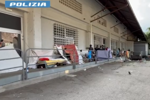 sgombero-polizia-leader-price-via-regina (4)