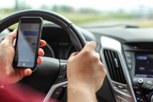 smartphone alla guida volante auto