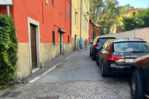 sosta-selvaggia-abusiva-cernobbio-via-monti-1