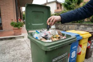 Gettare questi oggetti comuni nella spazzatura può determinare una multa inaspettata-comozero.it
