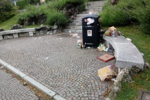 spazzatura-degrado-viale-geno
