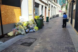 spazzatura-rifiuti-centro-storico-città-murata-polizia-locale (2)