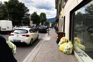 spazzatura-viale-lecco-1