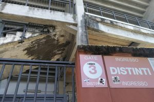 Lo stadio Sinigaglia. Tutti abbiamo nelle orecchie  nella memoria la celebre frase di Brera sullo stadio più bello del mondo. Un altro stadio, però, non quella sorta di Frankenstein che appare oggi agli occhi di chiunque tra intere parti in malora, settori chiusi, rifacimenti senza alcun filo logico e infiniti altri problemi. Ora Comune e Como 1907 hanno trovato l’intesa sulla concessione di 12 anni alla società, con posa del manto sintetico e futuro “progettone” (cit. Gandler). Buone intenzioni, positive. Ma da verificare.