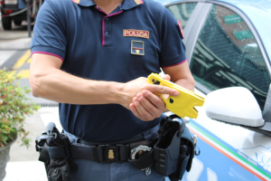 taser-polizia-como