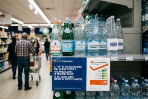 Acqua in bottiglia, il test di Altroconsumo non lascia spazio a interpretazioni: sono queste le migliori
