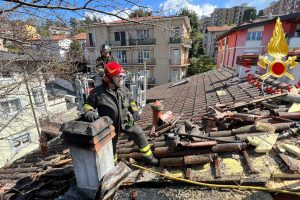 tetto-incendio-sagnino-vigili-fuoco