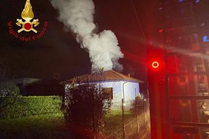 tetto-incendio-tavernerio-vigili-fuoco-1