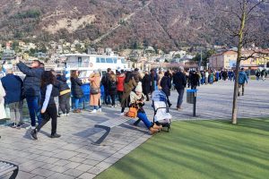 turismo-turisti-coda-battello-navigazione (1)