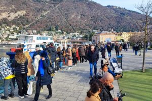 turismo-turisti-coda-battello-navigazione (2)