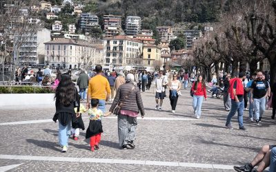 turisti-como-lungolago (1)