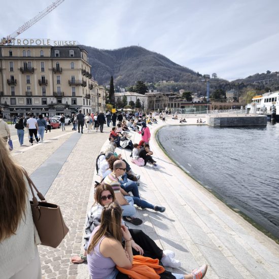 turisti-como-lungolago (4)