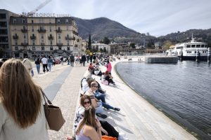 turisti-como-lungolago (4)