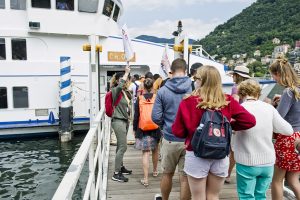 turisti all'imbarco su battello della Navigazione Laghi per gita di Ferragosto                       ph: Carlo Pozzoni