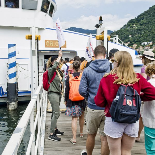 turisti all'imbarco su battello della Navigazione Laghi per gita di Ferragosto                       ph: Carlo Pozzoni