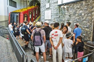 turisti in attesa della funicolare per Brunate il giorno di Ferragosto                   ph: Carlo Pozzoni