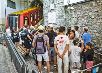 turisti-ferragosto-turismo-funicolare-navigazione-16