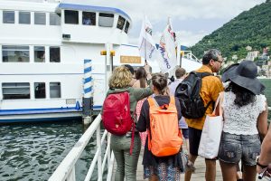 turisti all'imbarco su battello della Navigazione Laghi per gita di Ferragosto                       ph: Carlo Pozzoni