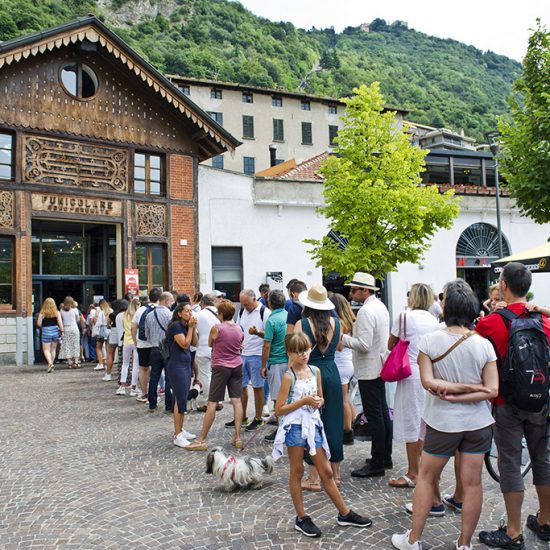 turisti in attesa della funicolare per Brunate il giorno di Ferragosto                   ph: Carlo Pozzoni