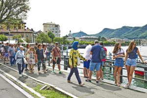 turisti in vial Geno il giorno di Ferragosto                   ph: Carlo Pozzoni