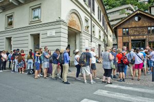 turisti in attesa della funicolare per Brunate il giorno di Ferragosto                   ph: Carlo Pozzoni