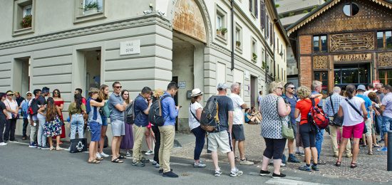 turisti in attesa della funicolare per Brunate il giorno di Ferragosto                   ph: Carlo Pozzoni