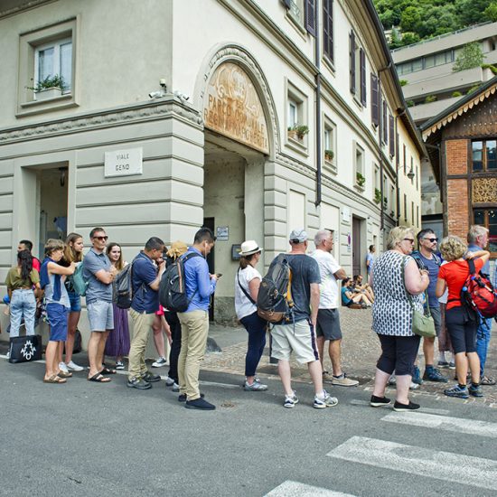 turisti in attesa della funicolare per Brunate il giorno di Ferragosto                   ph: Carlo Pozzoni