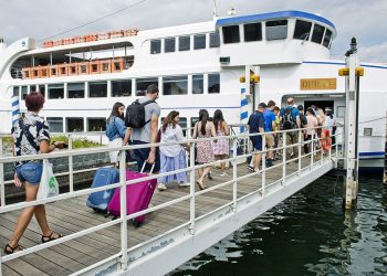 turisti all'imbarco su battello della Navigazione Laghi per gita di Ferragosto                       ph: Carlo Pozzoni