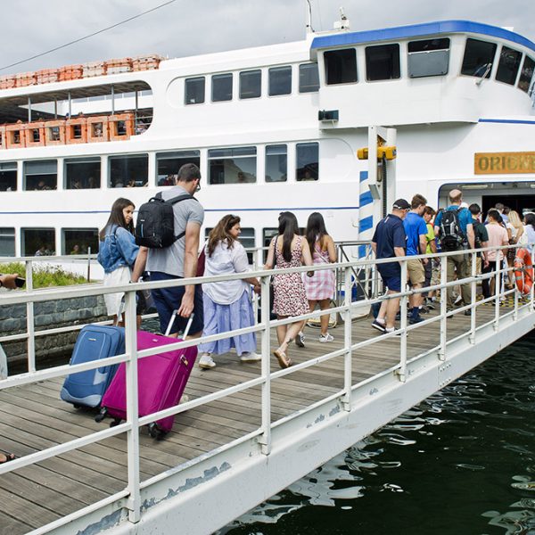 turisti all'imbarco su battello della Navigazione Laghi per gita di Ferragosto                       ph: Carlo Pozzoni