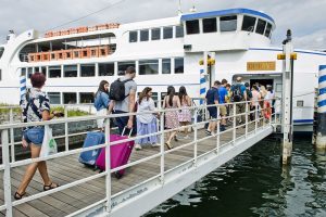 turisti all'imbarco su battello della Navigazione Laghi per gita di Ferragosto                       ph: Carlo Pozzoni