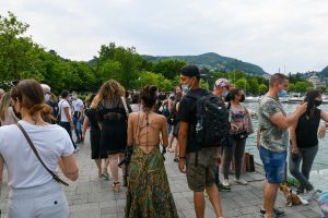turisti-folla-2-giugno-lungolago-navigazione (3)