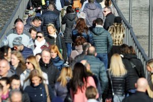 Como turisti sulla diga foranea a vedere il monumento di Libeskind