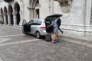 turisti-piazza-duomo-768x1024