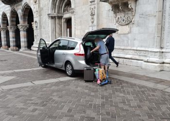 turisti-piazza-duomo-768x1024