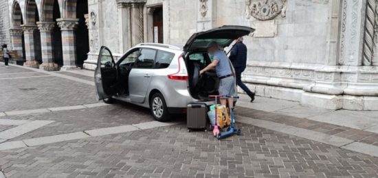 turisti-piazza-duomo-768x1024