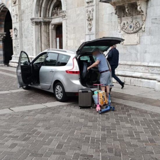 turisti-piazza-duomo-768x1024