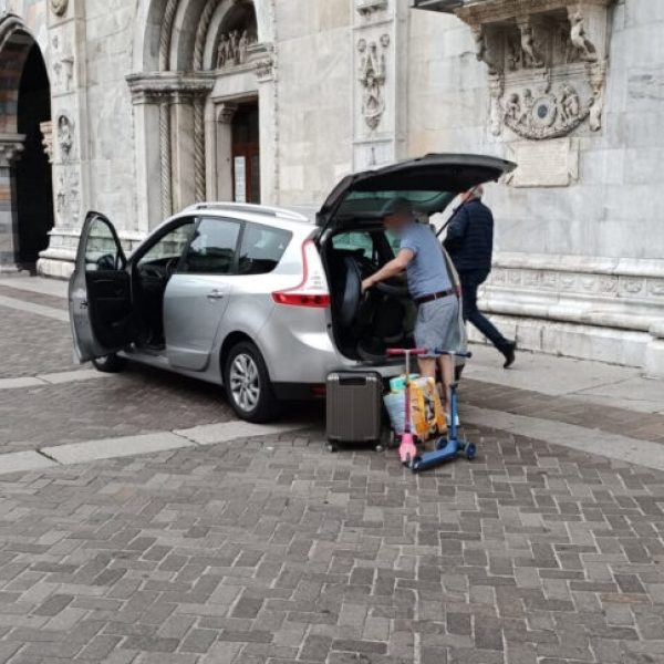 turisti-piazza-duomo-768x1024
