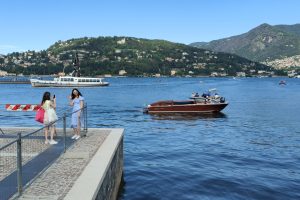 turisti selfie lungolago (1)