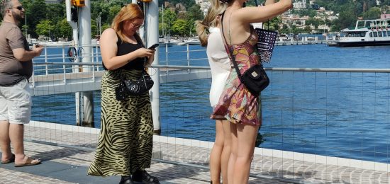 turisti selfie lungolago (12)