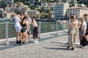 turisti selfie lungolago (7)