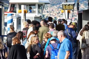 Como sabato coda alla navigazione lago di Como, turisti