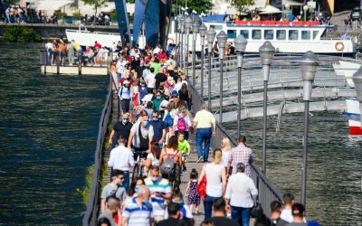 Como folla di turisti sulla diga foranea, mascherine, coronavirus