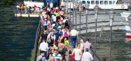 Como folla di turisti sulla diga foranea, mascherine, coronavirus