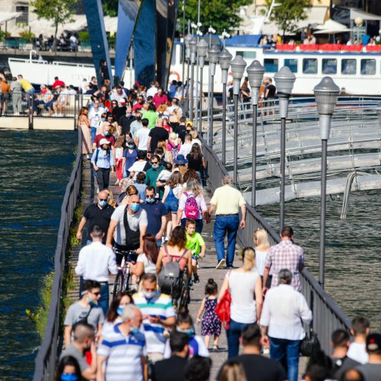 Como folla di turisti sulla diga foranea, mascherine, coronavirus