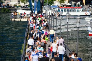 Como folla di turisti sulla diga foranea, mascherine, coronavirus