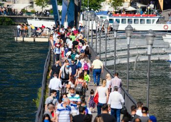 Como folla di turisti sulla diga foranea, mascherine, coronavirus